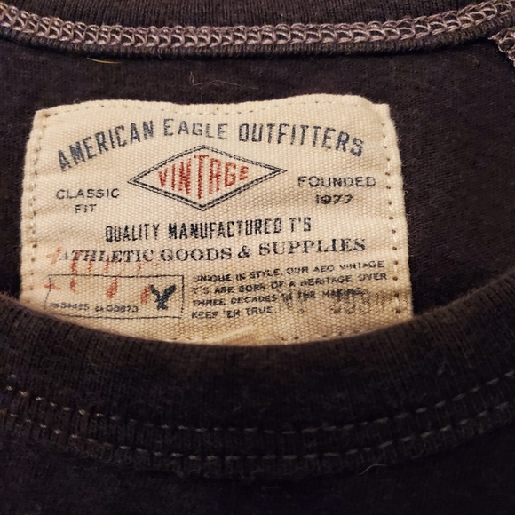 Elevate Your Style with American Eagle Vintage Men's Tee - Picture 4 of 8